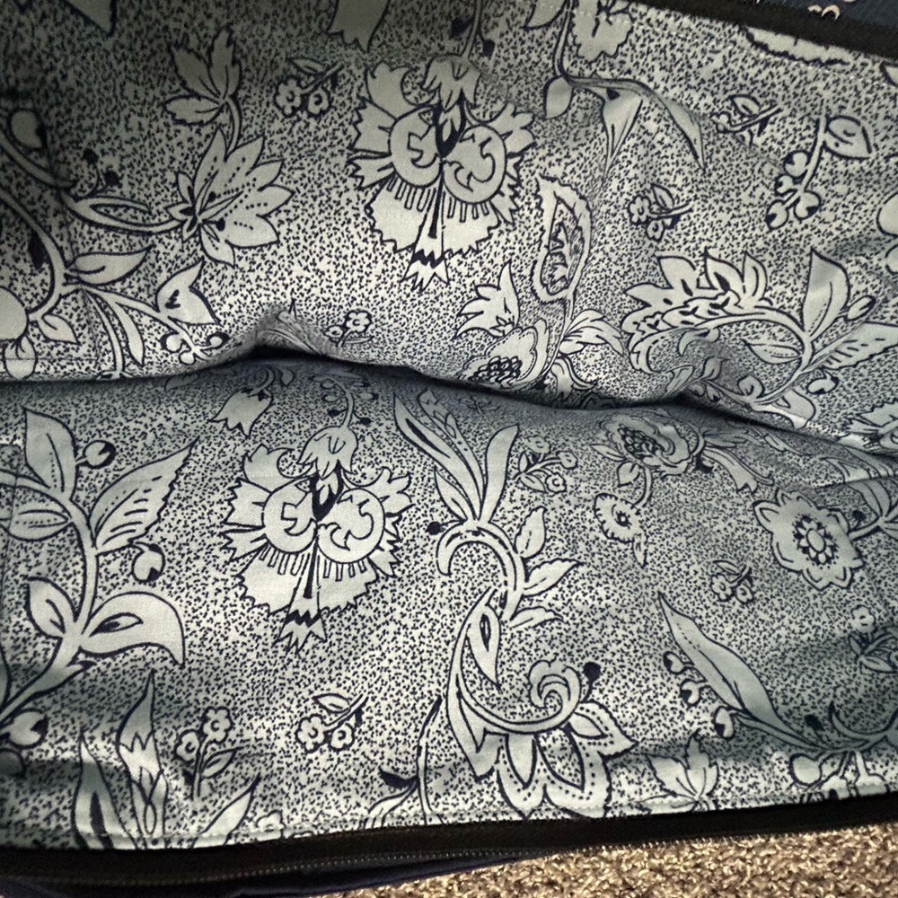5/$25 Large quilted blue and white floral printed, zippered tote - Picture 5 of 10